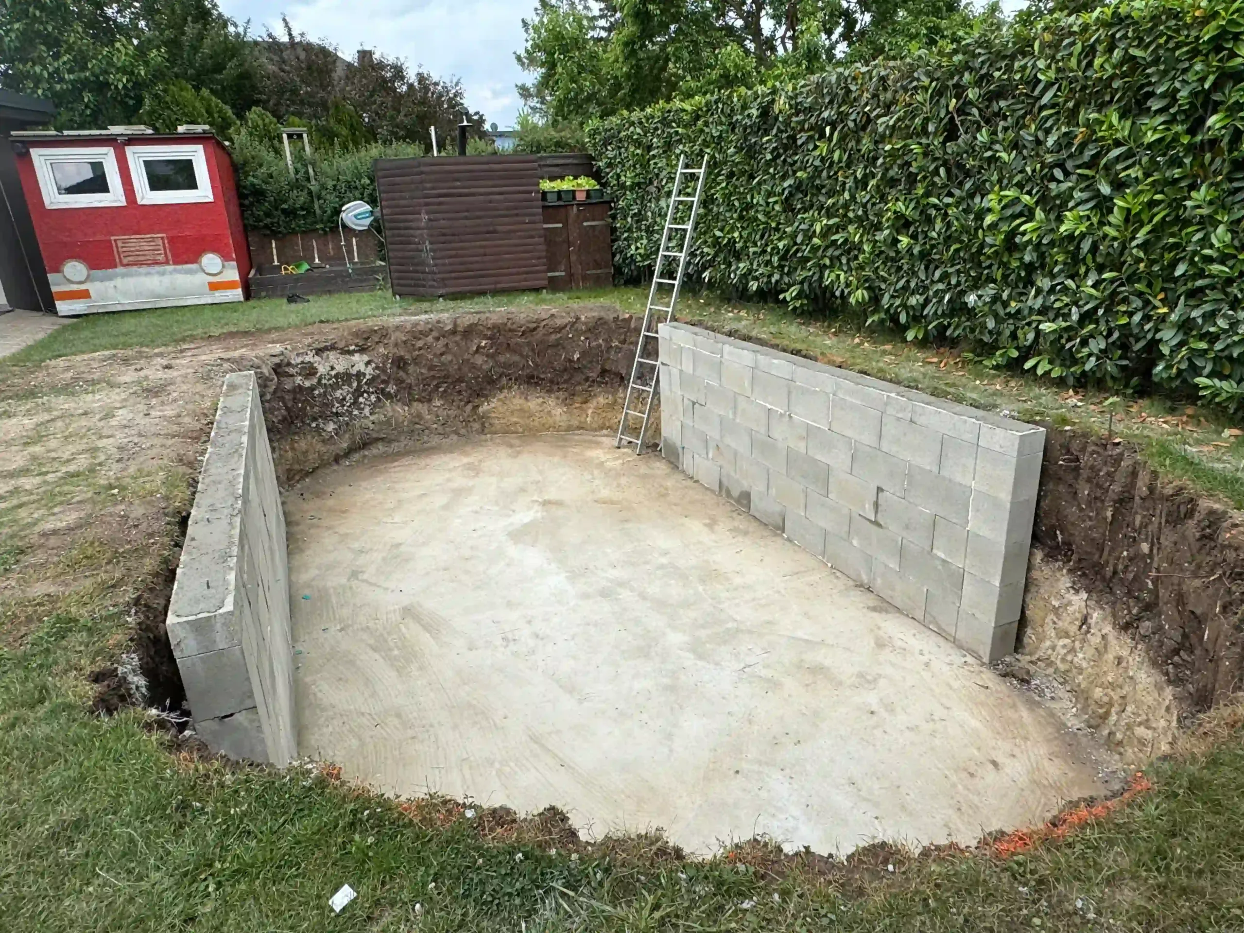 Grube für einen Pool Wände bereits mit Mauern abgestellt.