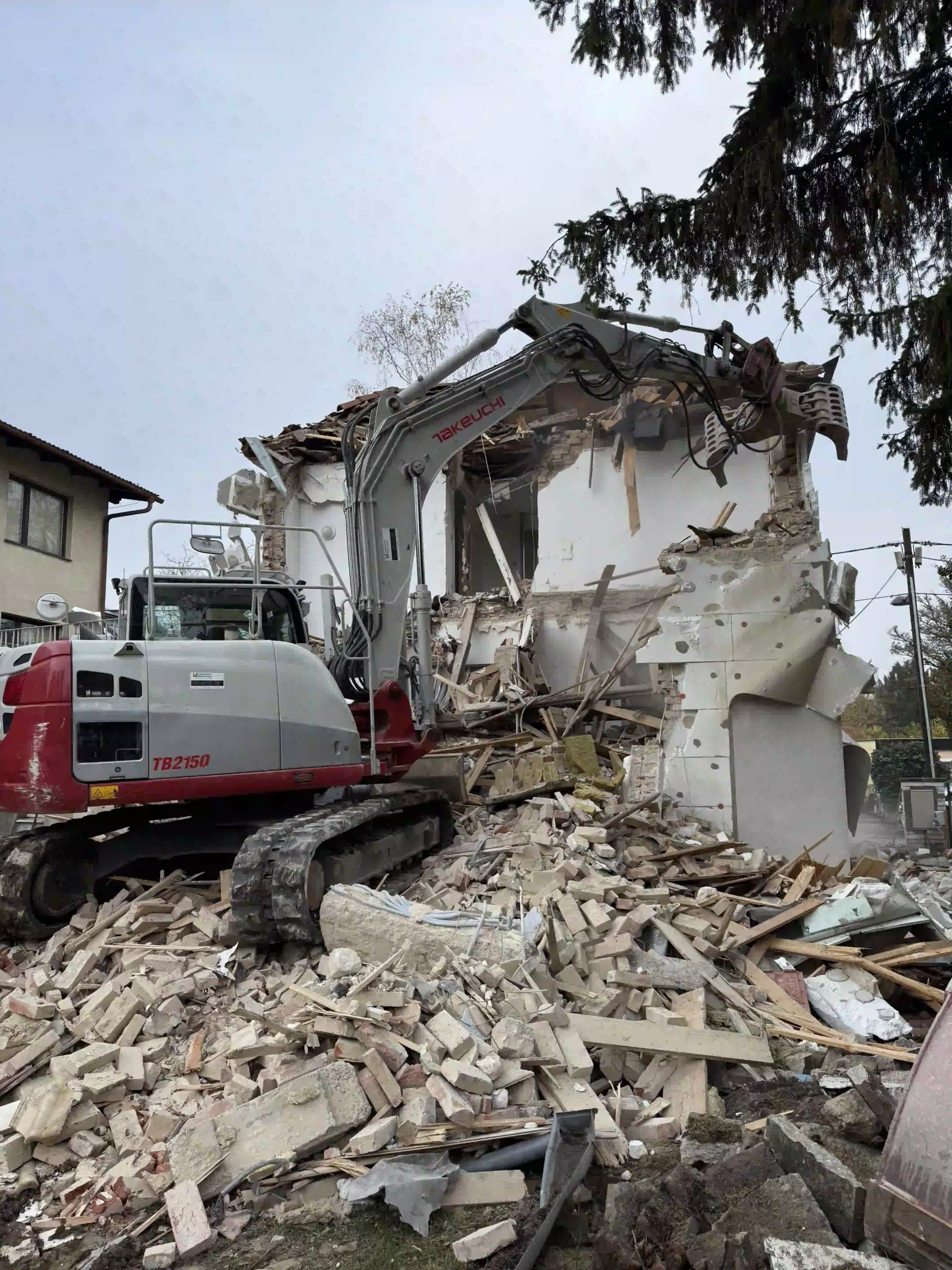 Bagger Wien – EMK Erdbau GmbH – Abbrucharbeiten – Abriss