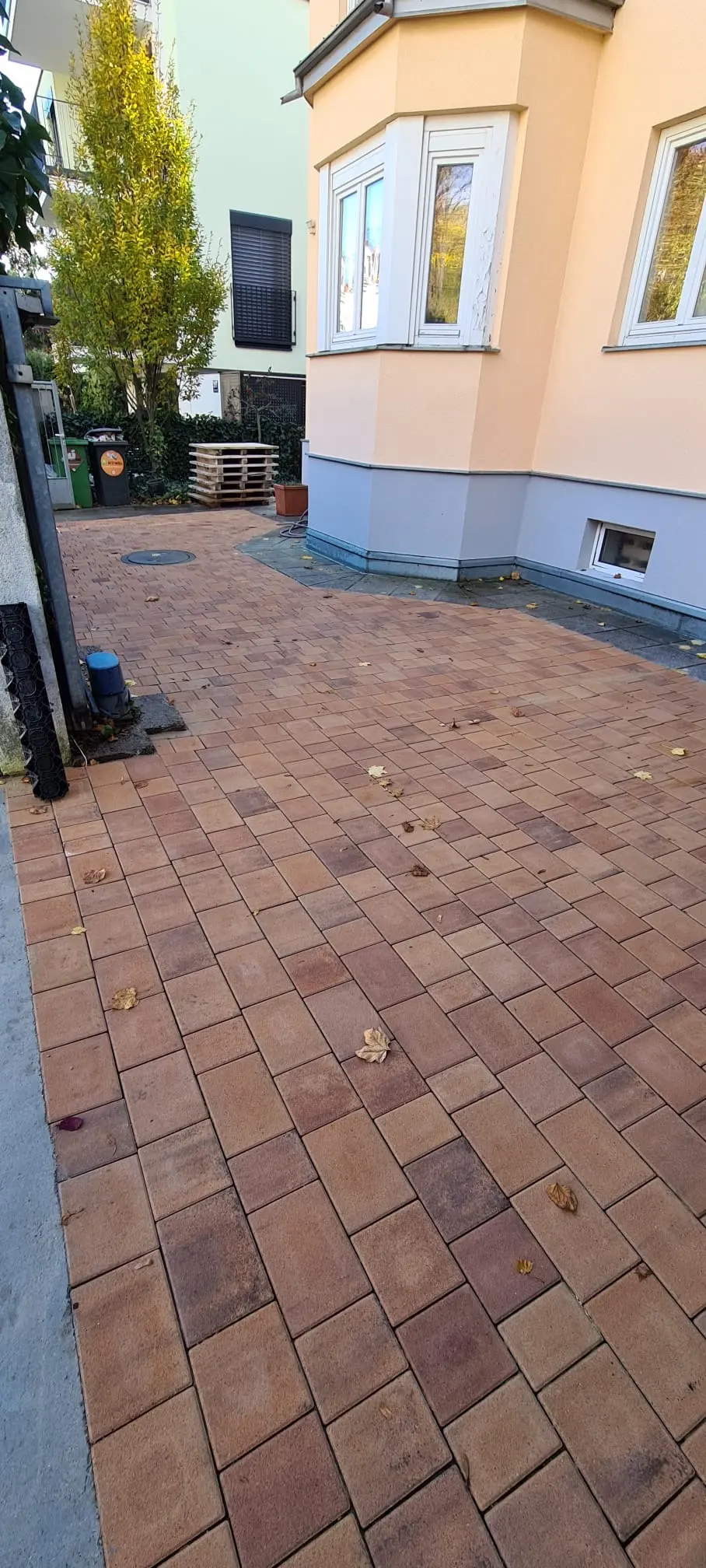 Bagger Wien – EMK Erdbau GmbH – Außenanlage – Gartengestaltung – Pflasterung – Wegbau