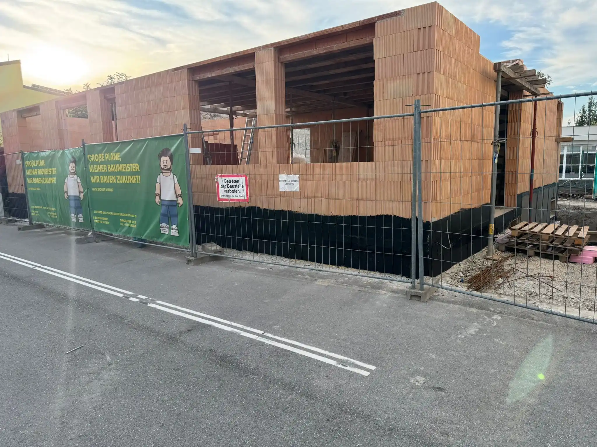 Bagger Wien – EMK Erdbau GmbH – Baustelle – Einfamilienhaus – Rohbau