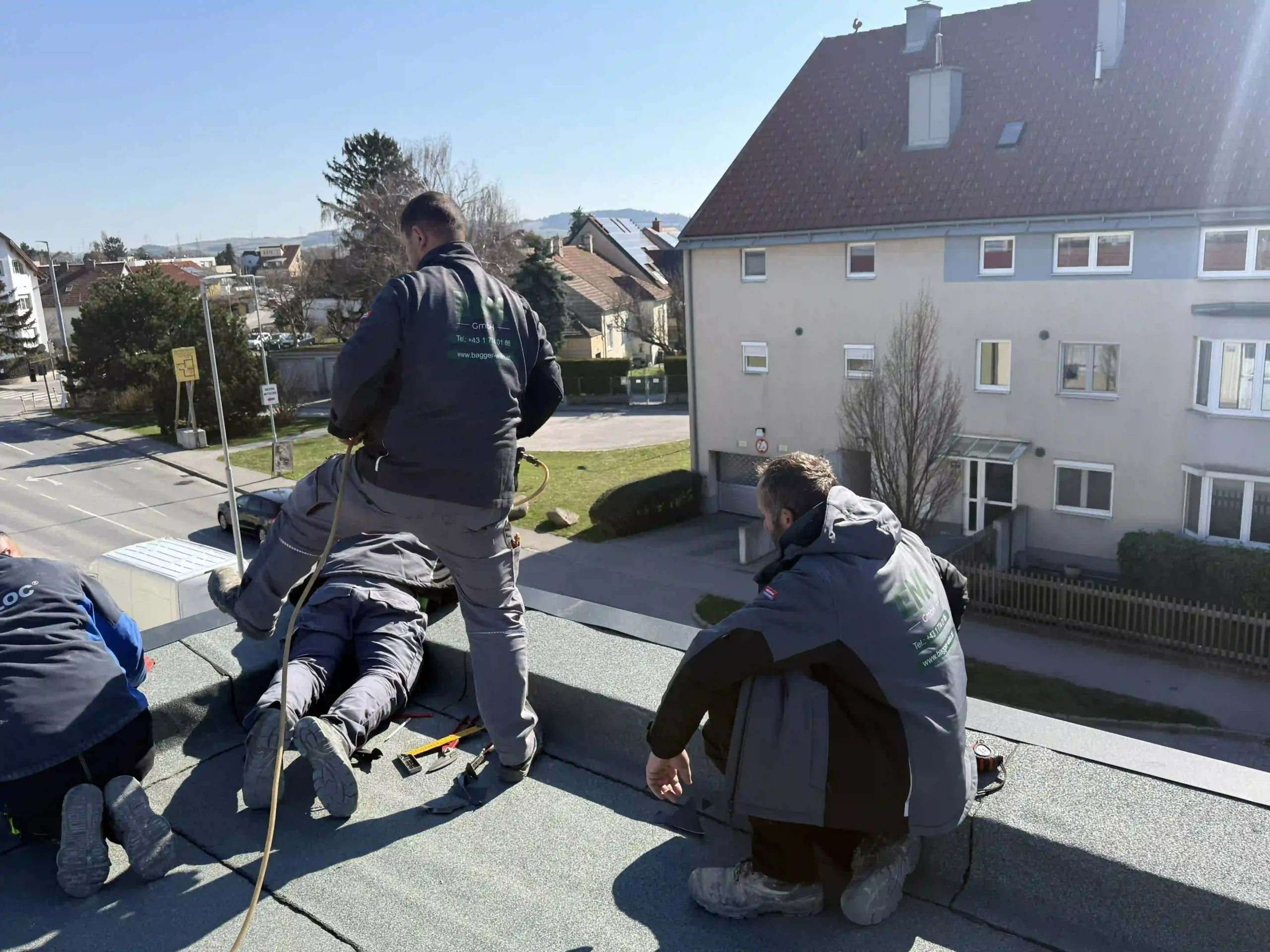 Bagger Wien – EMK Erdbau GmbH – Dachdecken – Abschlussarbeiten Dach
