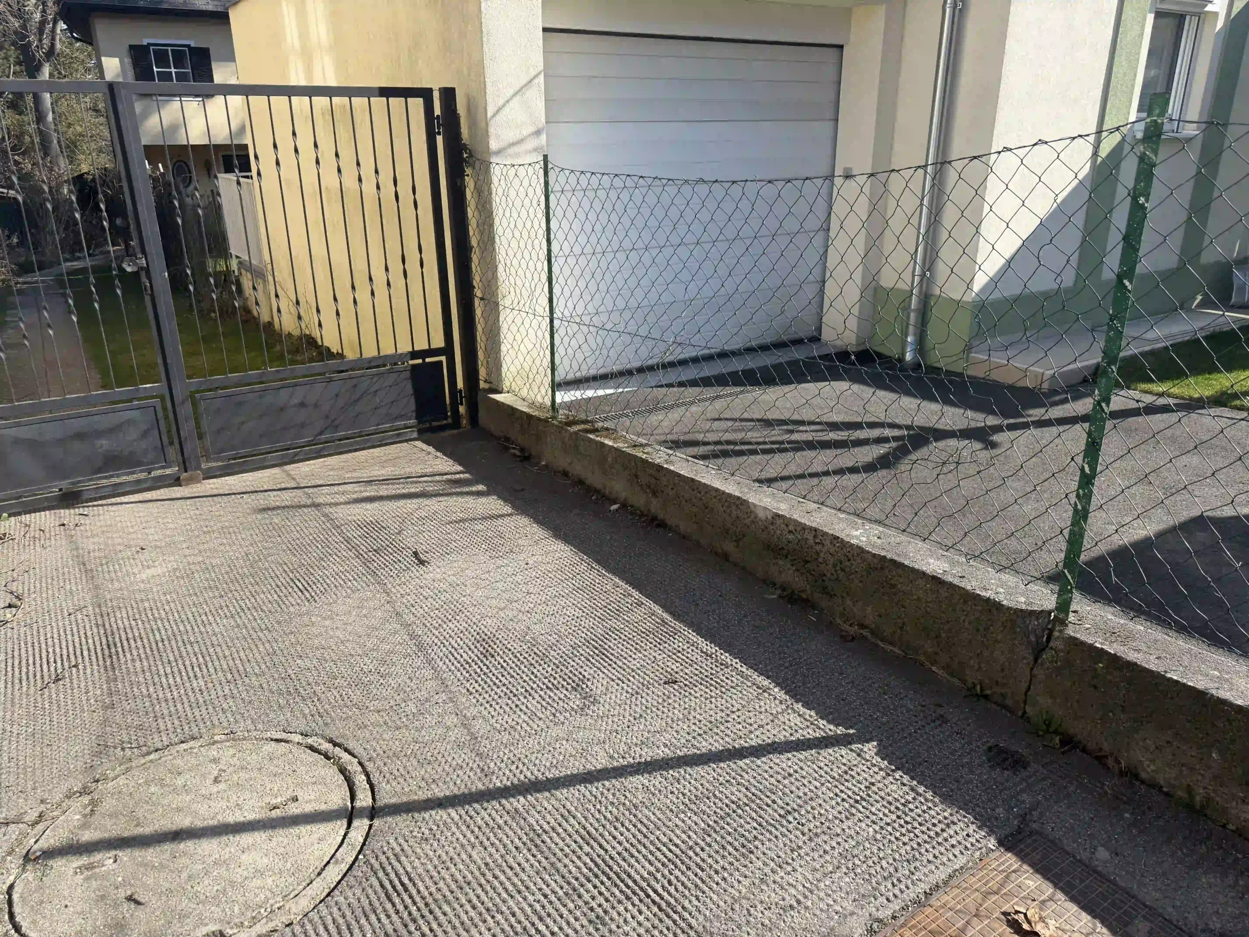 Bagger Wien – EMK Erdbau GmbH – Einfahrt