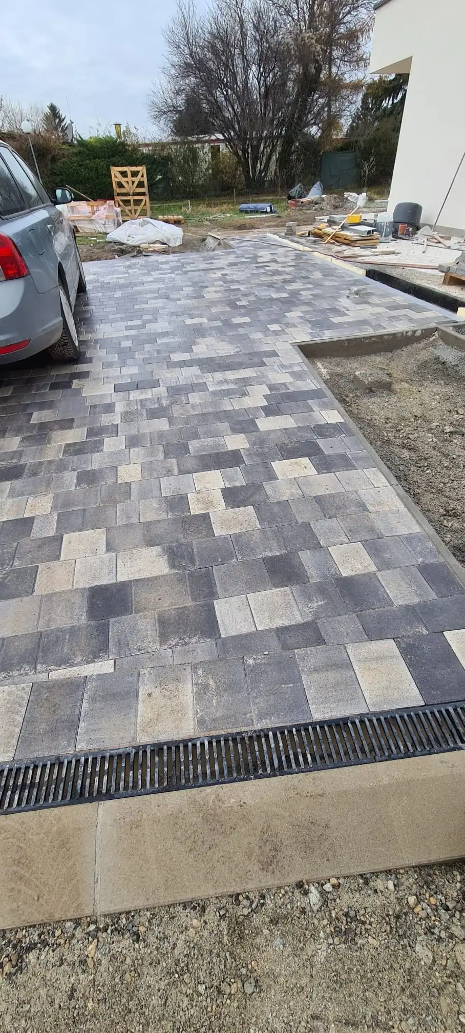 Bagger Wien – EMK Erdbau GmbH – Einfamilienhaus – Außenanlage – Garage – Einfahrt