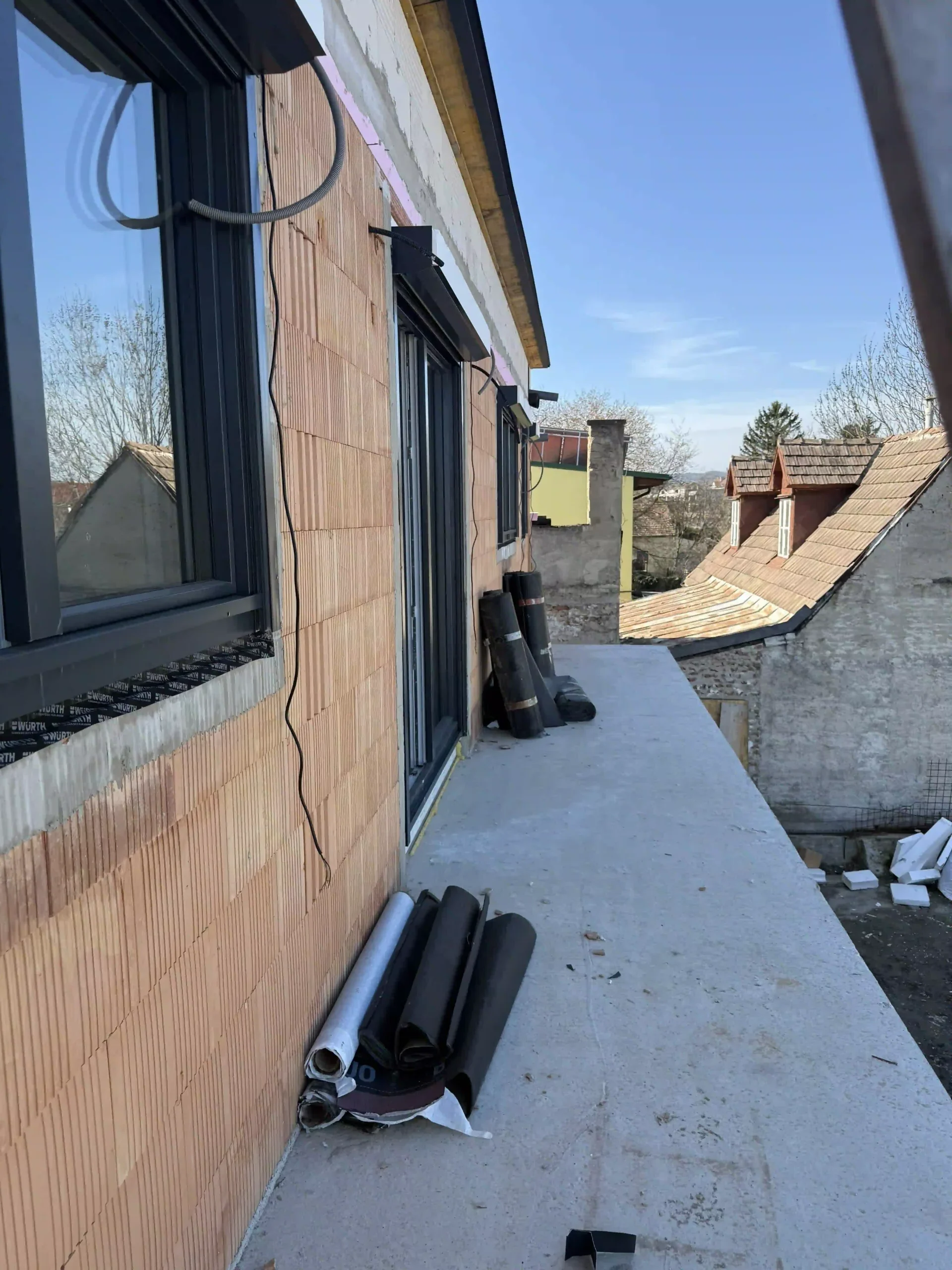 Bagger Wien – EMK Erdbau GmbH – Einfamilienhaus – Balkon – Rohbau