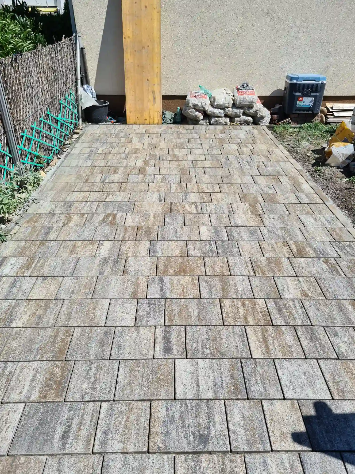 Bagger Wien – EMK Erdbau GmbH – Einfamilienhaus Einfahrt – Pflasterung