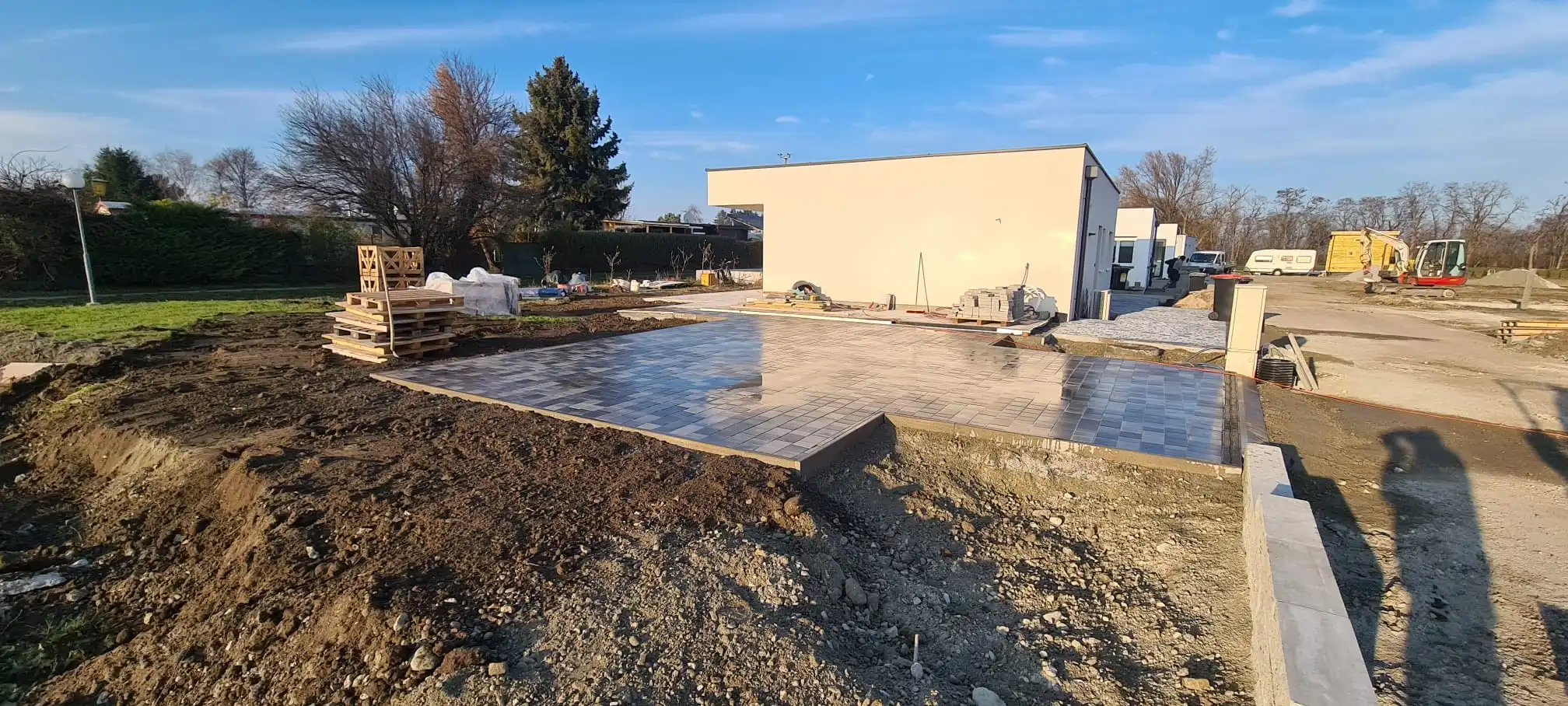 Bagger Wien – EMK Erdbau GmbH – Einfamilienhaus – Garage – Pflasterung