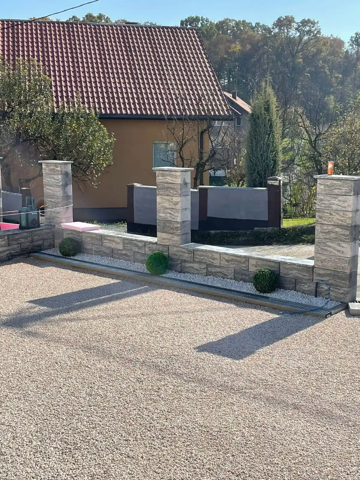 Bagger Wien – EMK Erdbau GmbH – Einfamilienhaus – Gartengestaltung – Mauer