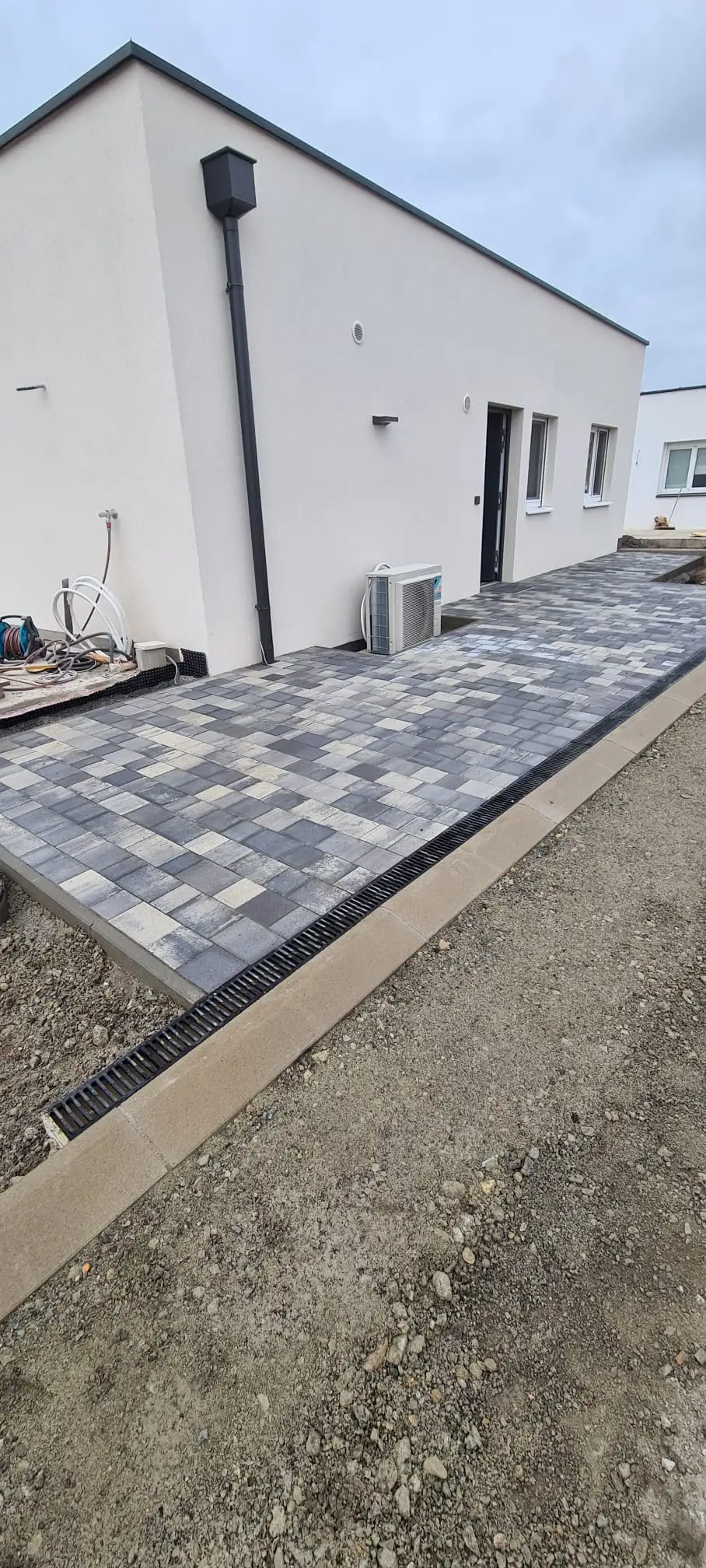 Bagger Wien – EMK Erdbau GmbH – Einfamilienhaus – Gartengestaltung