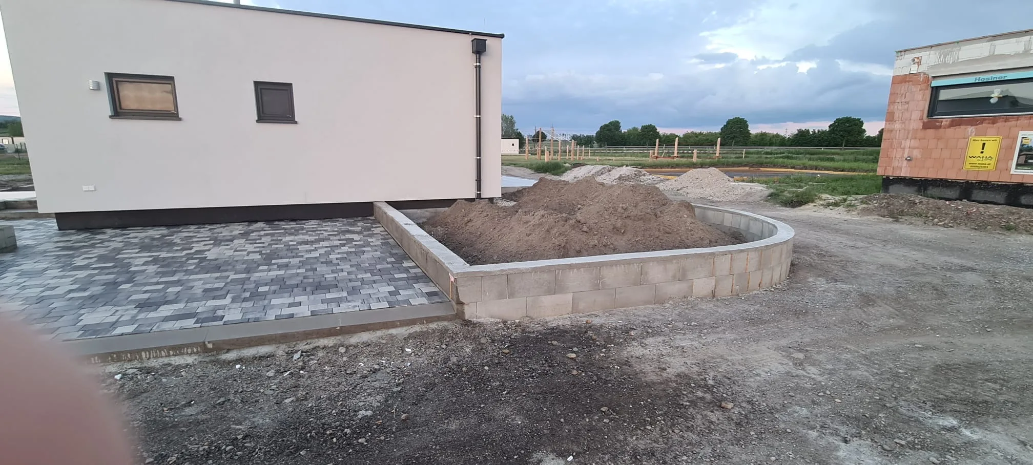 Bagger Wien – EMK Erdbau GmbH – Einfamilienhaus – Hausbau – Außenanlagen