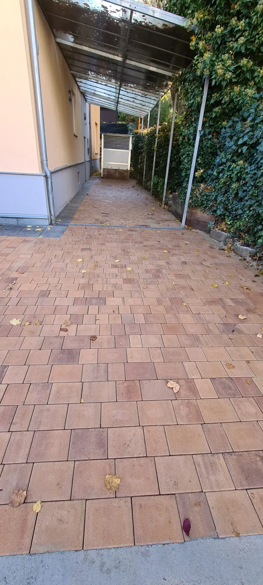 Bagger Wien – EMK Erdbau GmbH – Einfamilienhaus – Pflasterung – Einfahrt – Zufahrt