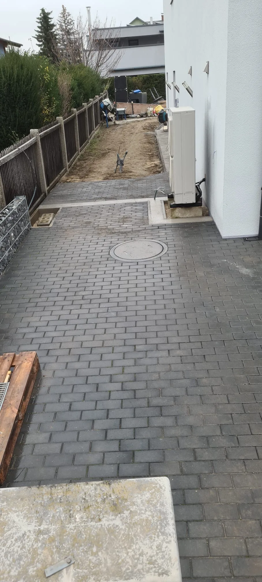 Bagger Wien – EMK Erdbau GmbH – Einfamilienhaus – Pflasterung – Gartengestaltung