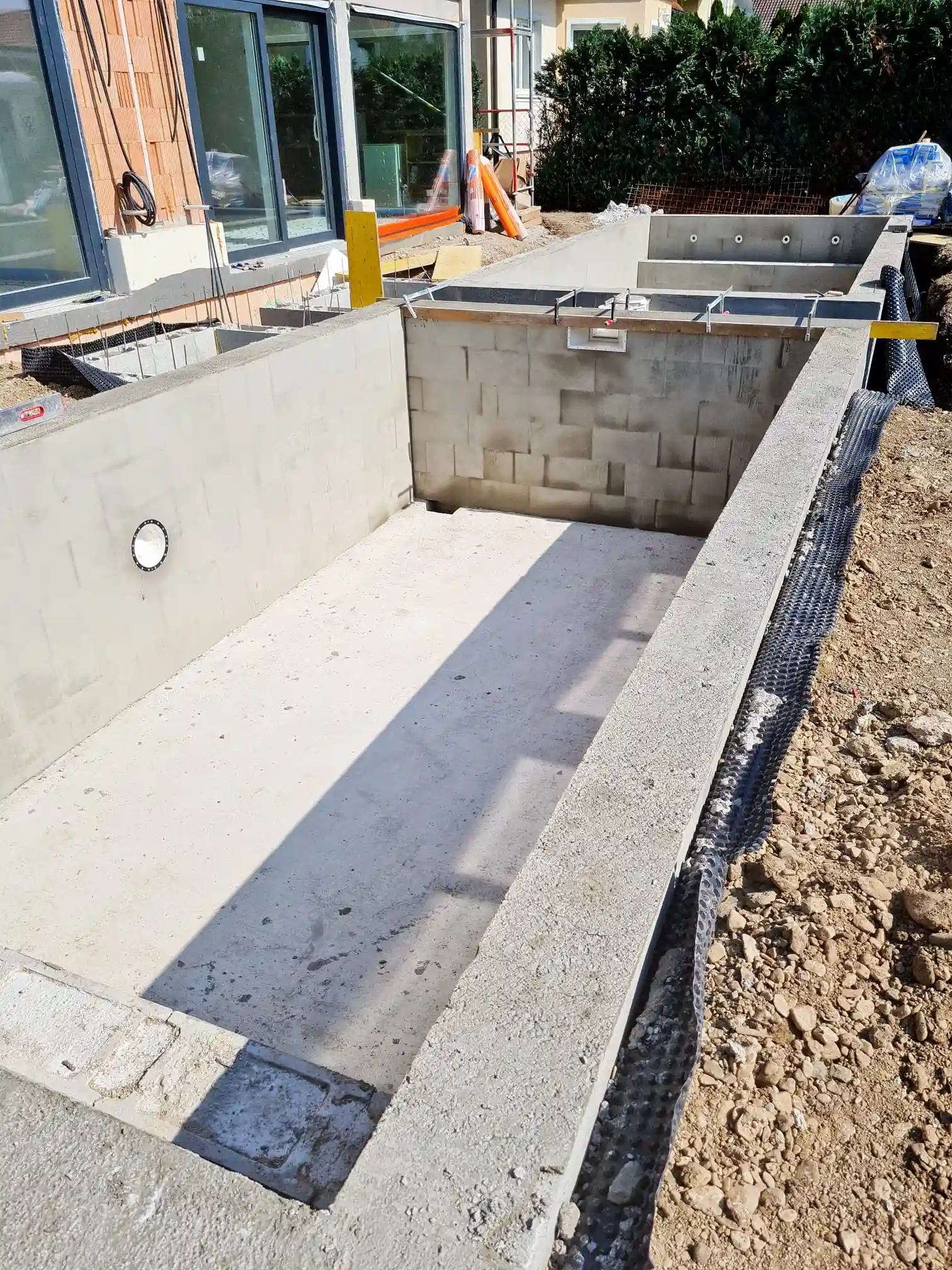 Bagger Wien – EMK Erdbau GmbH – Einfamilienhaus – Poolbau – Gartengestaltung 3