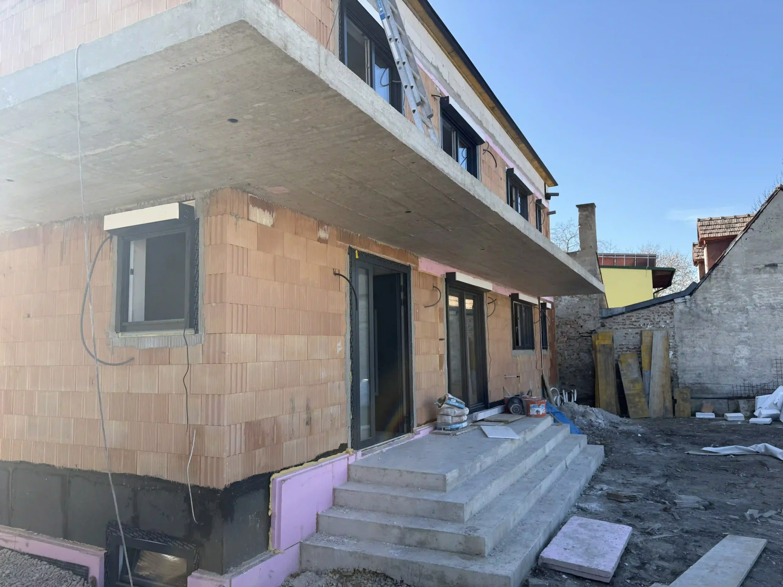 Bagger Wien – EMK Erdbau GmbH – Einfamilienhaus – Rohbau – Balkon