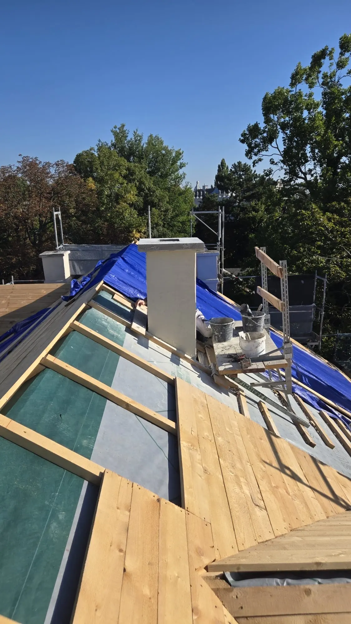 Bagger Wien – EMK Erdbau GmbH – Einfamilienhaus – Rohbau – Dach