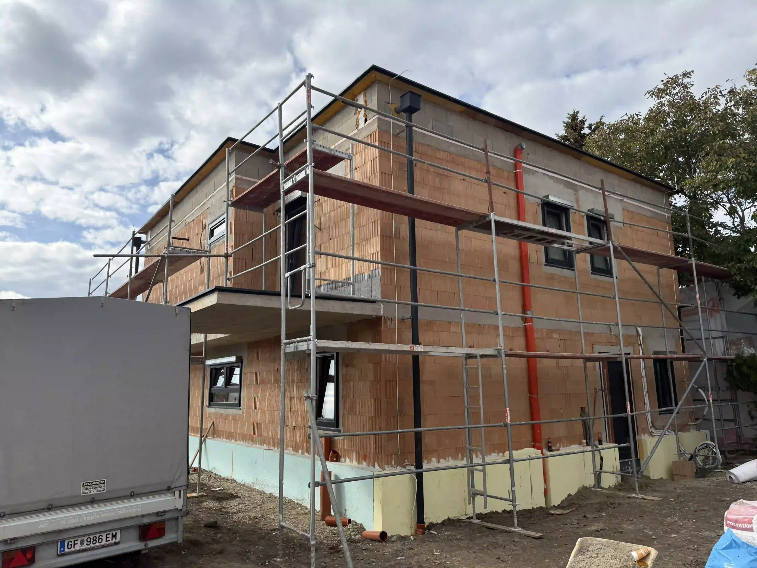 Bagger Wien – EMK Erdbau GmbH – Einfamilienhaus – Rohbau – Gerüst