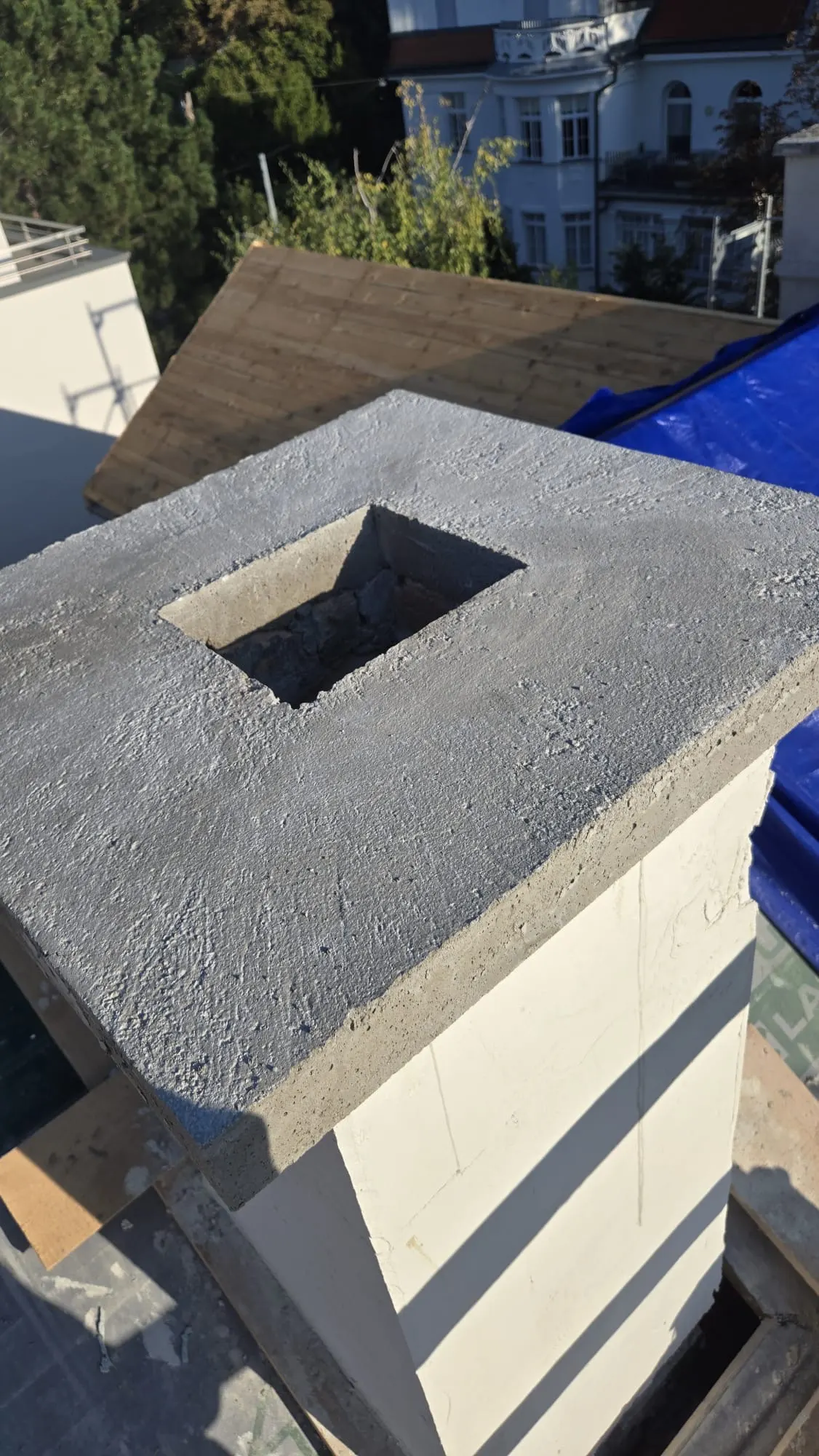 Bagger Wien – EMK Erdbau GmbH – Einfamilienhaus – Schornstein