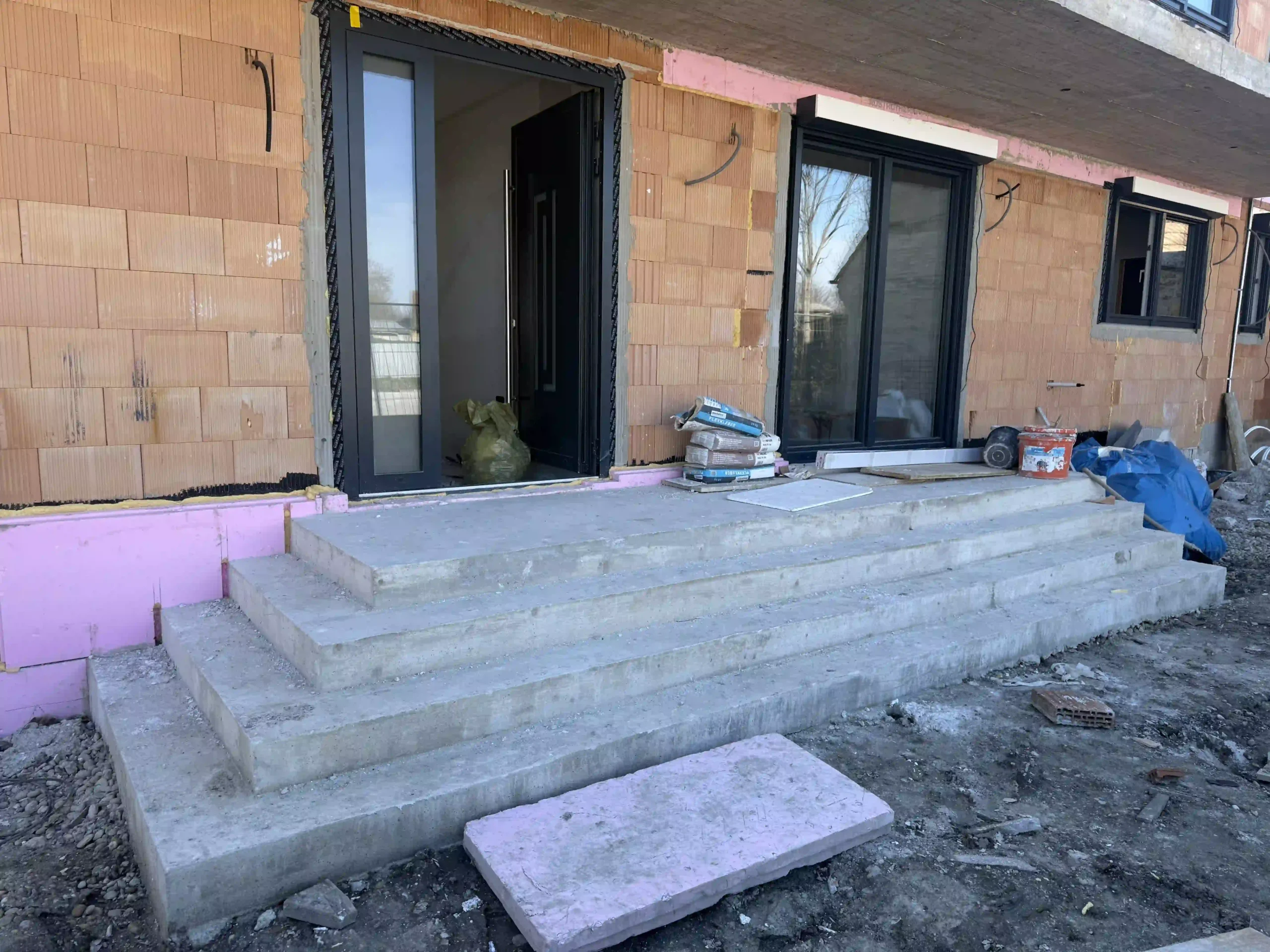 Bagger Wien – EMK Erdbau GmbH – Einfamilienhaus – Treppe – Rohbau