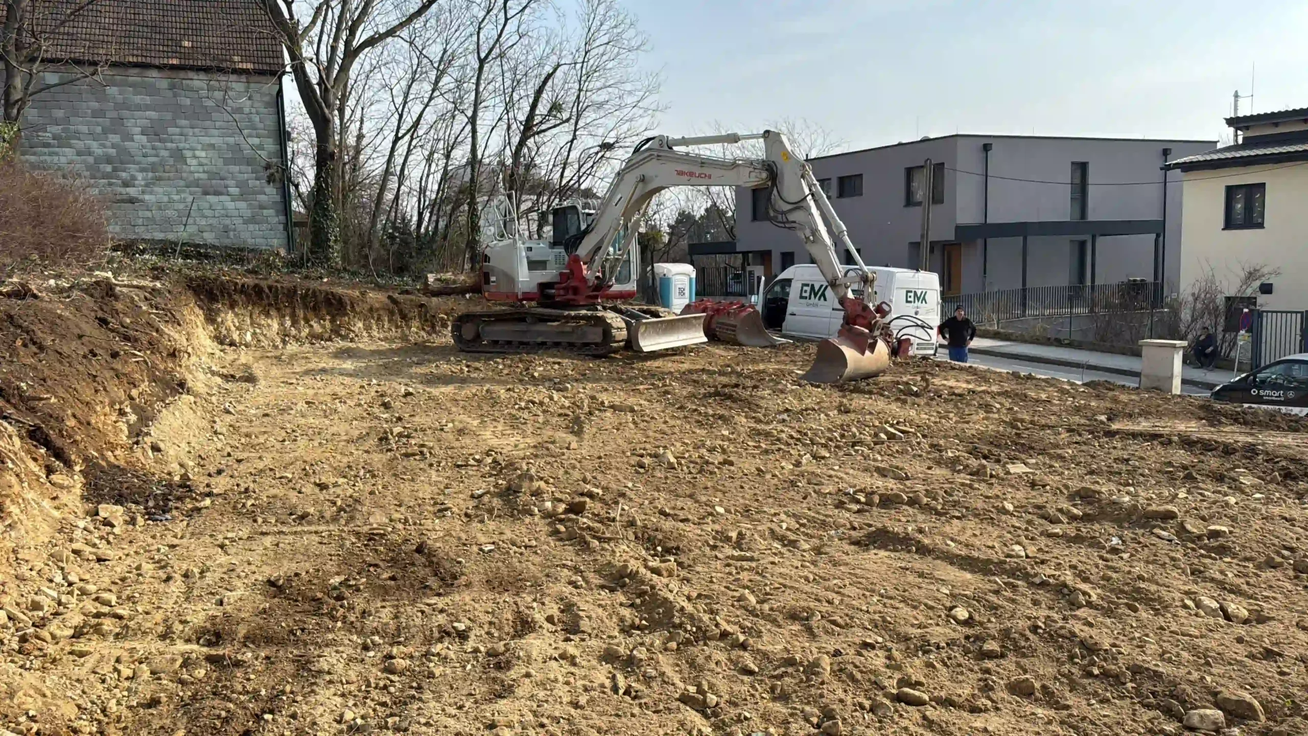 Bagger Wien – EMK Erdbau GmbH – Grabung – Erdarbeiten – Terrainanpassung