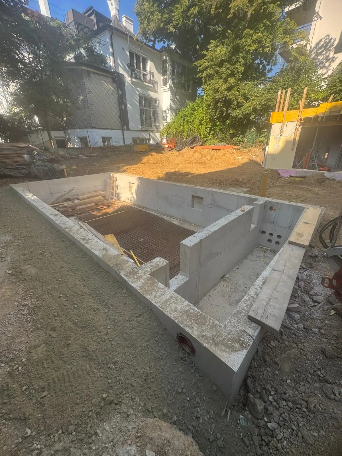 Bagger Wien – EMK Erdbau GmbH – Poolbau – Gartengestaltung