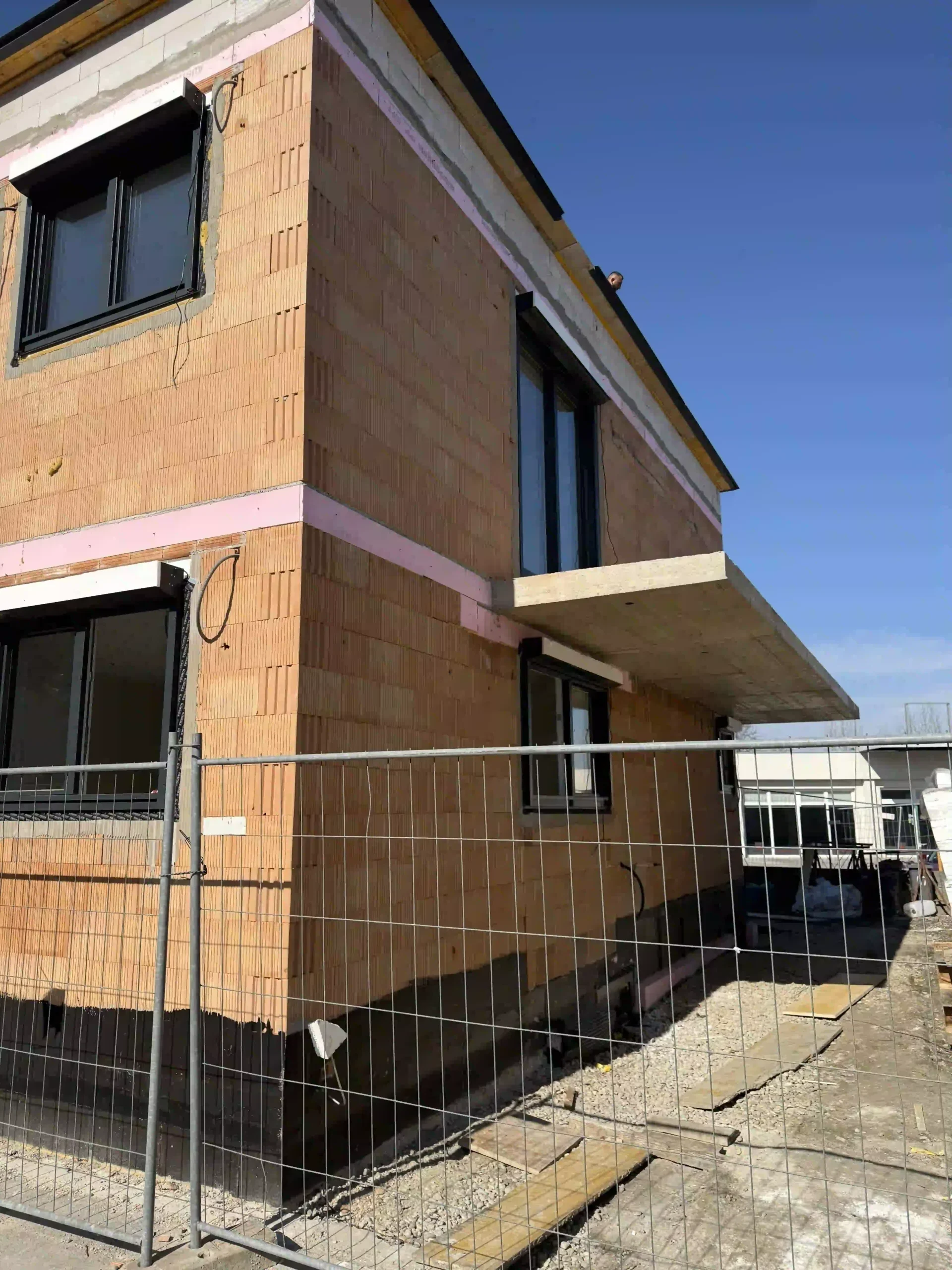 Bagger Wien – EMK Erdbau GmbH – Rohbau – Einfamilienhaus – Balkon