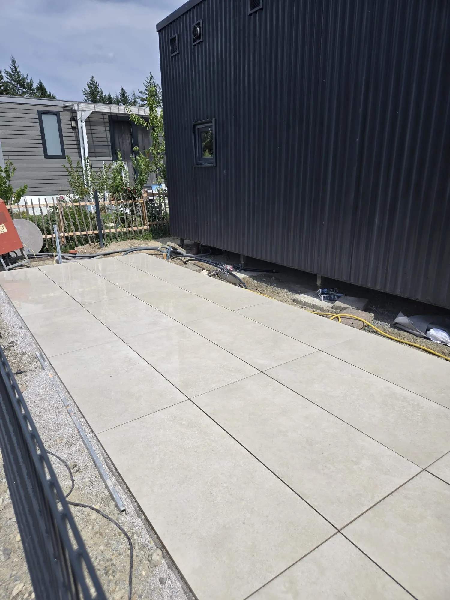 Bagger Wien – EMK Erdbau GmbH – Steinplatten – Parkplatz