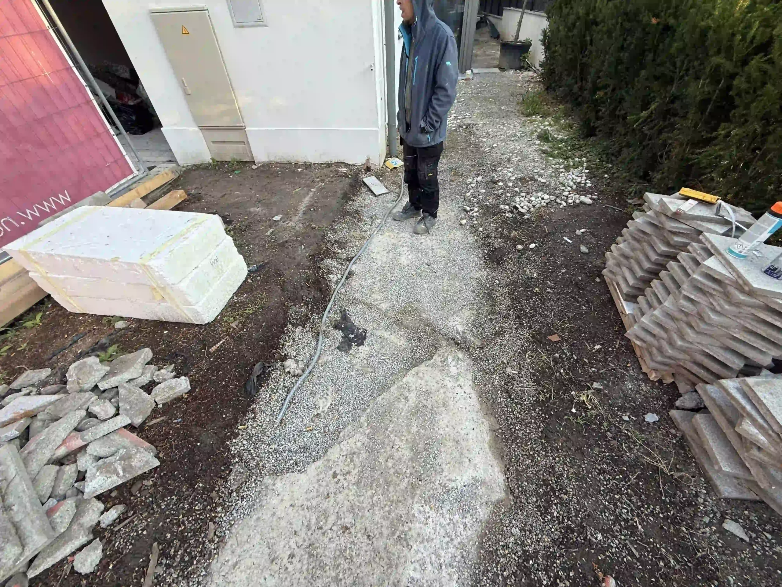 Bagger Wien – EMK Erdbau GmbH – Steinplatten – Wegbau