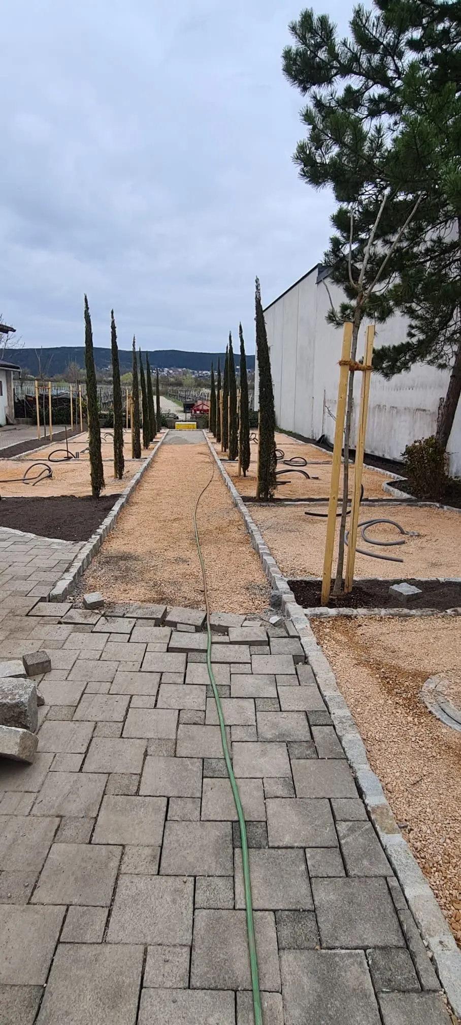 Bagger Wien – EMK Erdbau GmbH – Wegbau – Außenanlage – Pflasterung