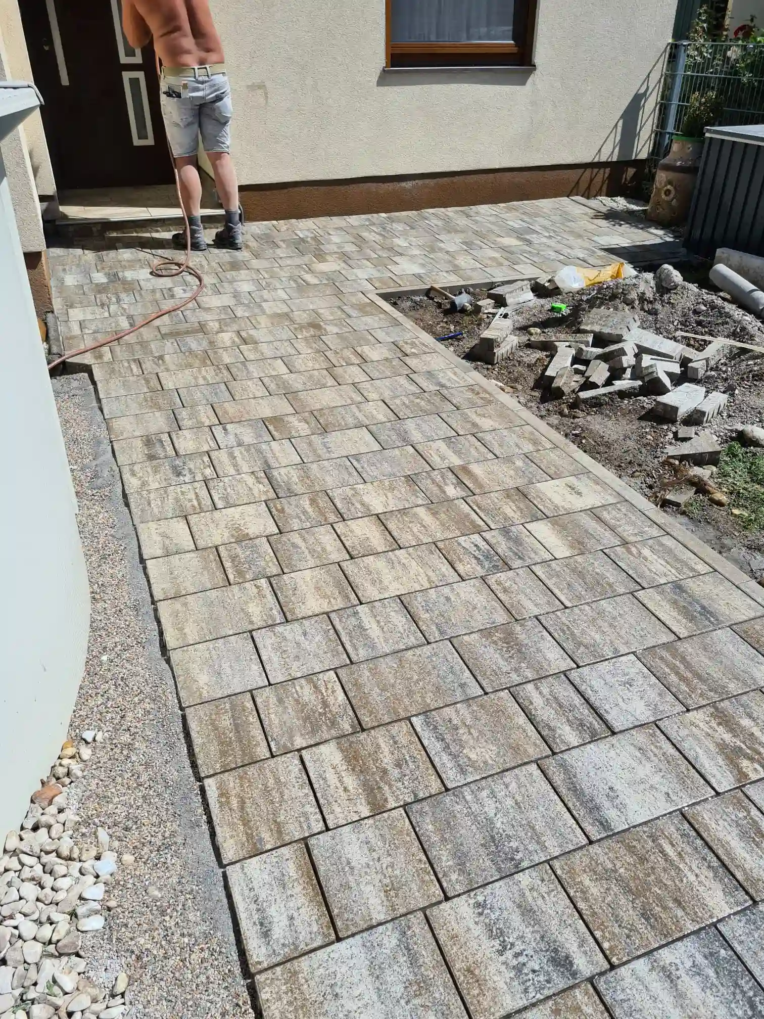 Bagger Wien – EMK Erdbau GmbH – Wegbau – Pflastersteine