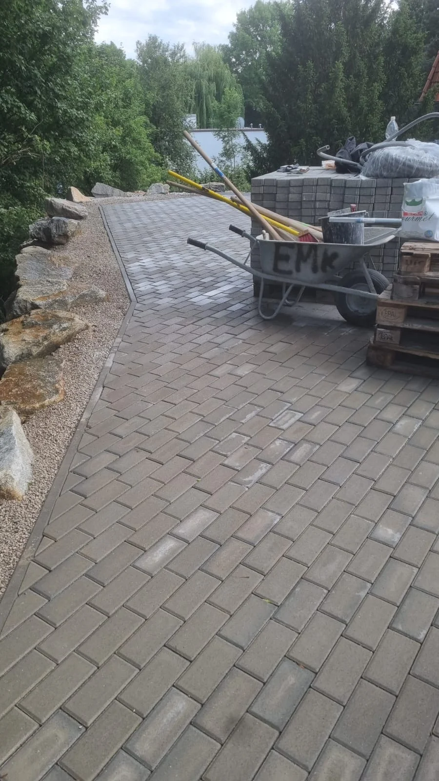 Bagger Wien – EMK Erdbau GmbH – Wegbau – Pflasterung