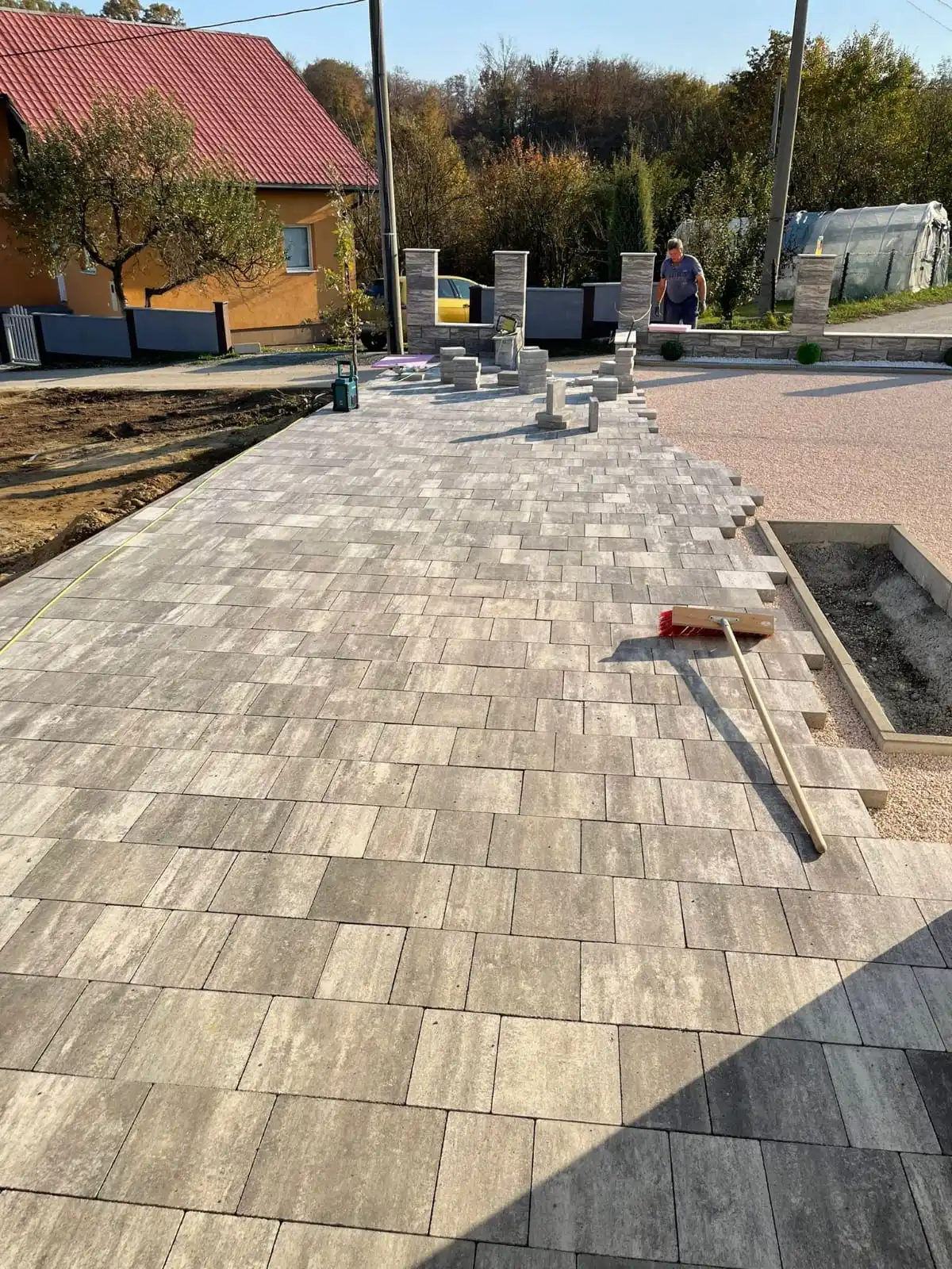 Bagger Wien – EMK Erdbau GmbH – Zufahrt – Einfahrt – Pflasterung